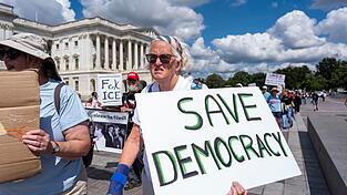 Die Demokratie ist laut einem neuen Bericht in vielen L&auml;ndern auf dem R&uuml;ckzug - etwa in den USA. (Archivbild)