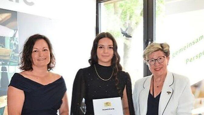 Hannelore Langwieser (rechts) bei der Übergabe des Bezirkspreises. Hannelore Langwieser (rechts) bei der Übergabe des Bezirkspreises.