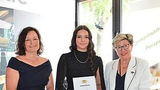 Hannelore Langwieser (rechts) bei der Übergabe des Bezirkspreises. Hannelore Langwieser (rechts) bei der Übergabe des Bezirkspreises.