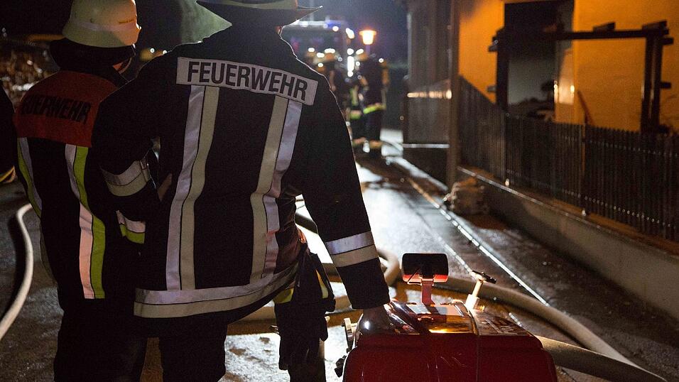 Bei einem Brand in Moosthenning im Landkreis Dingolfing-Landau wurde eine 91-J&auml;hrige lebensgef&auml;hrlich verletzt.