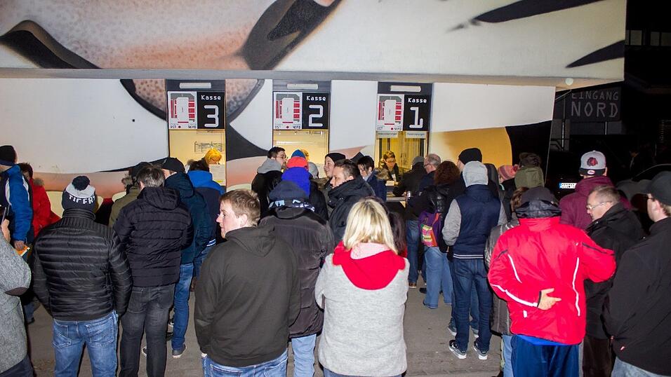 Die ersten Fans haben sich noch am Sonntagabend ihr Playoff-Ticket gesichert. Die ersten Fans haben sich noch am Sonntagabend ihr Playoff-Ticket gesichert.