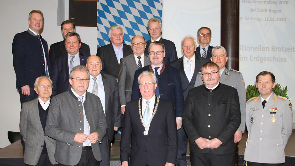 Die Ehrengäste der Politik und der Bundeswehr zusammen mit den Rednern Landrat Josef Laumer, Bürgermeister Franz Schedlbauer (vorne, Zweiter und Dritter von links), OTL Ronny Schievelkamp (zweite Reihe, rechts) und Franz Prebeck (dritte Reihe, Mitte). Die Ehrengäste der Politik und der Bundeswehr zusammen mit den Rednern Landrat Josef Laumer, Bürgermeister Franz Schedlbauer (vorne, Zweiter und Dritter von links), OTL Ronny Schievelkamp (zweite Reihe, rechts) und Franz Prebeck (dritte Reihe, Mitte).