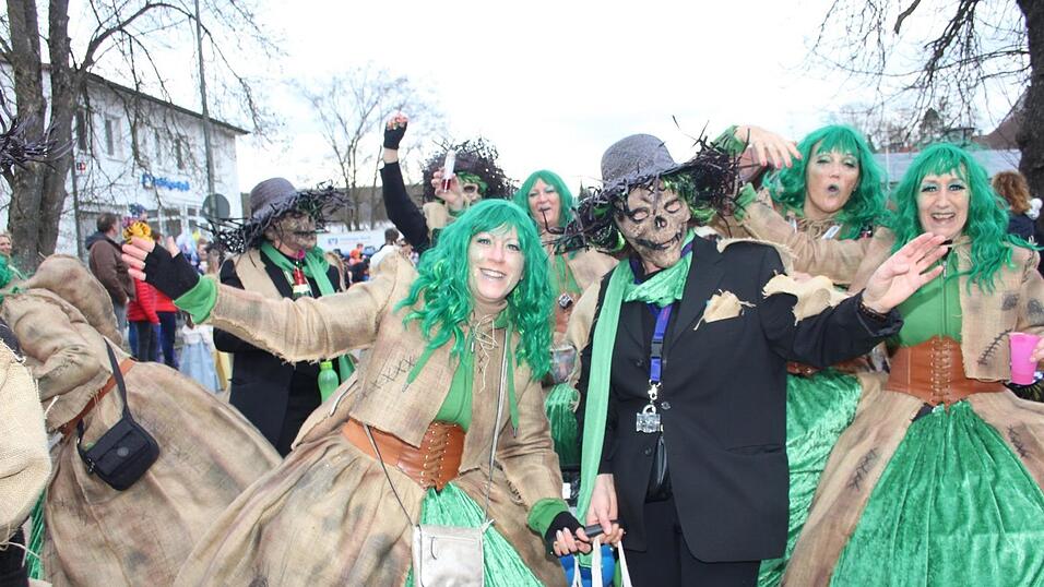 Viele Faschings-Fans haben sich am Samstag den Umzug in Langenbach angesehen. Viele Faschings-Fans haben sich am Samstag den Umzug in Langenbach angesehen.