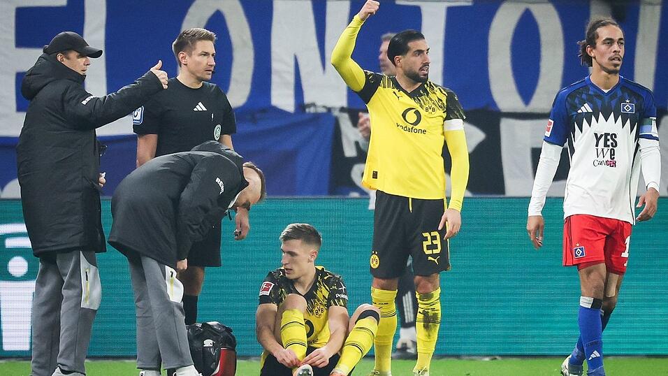 Nico Schlotterbeck (sitzend) hat sich am Fuß verletzt (Archivbild).