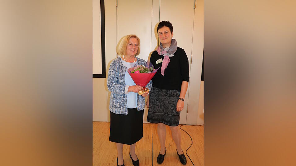 Maria Treiber-Banse (links) erhielt von der Vertreterin des Bayerischen Ministeriums f&uuml;r Ern&auml;hrung, Landwirtschaft und Forsten, Elisabeth Mengele-Kley, einen Blumenstrau&szlig; zum Dank f&uuml;r ihr langj&auml;hriges Engagement beim Netzwerk-Projekt.