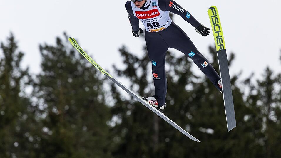 Ski nordisch/Skispringen: Weltcup, Großschanze, Herren, 2. Durchgang: Der Deutsche Karl Geiger springt auf der Hochfirstschanze. Ski nordisch/Skispringen: Weltcup, Großschanze, Herren, 2. Durchgang: Der Deutsche Karl Geiger springt auf der Hochfirstschanze.