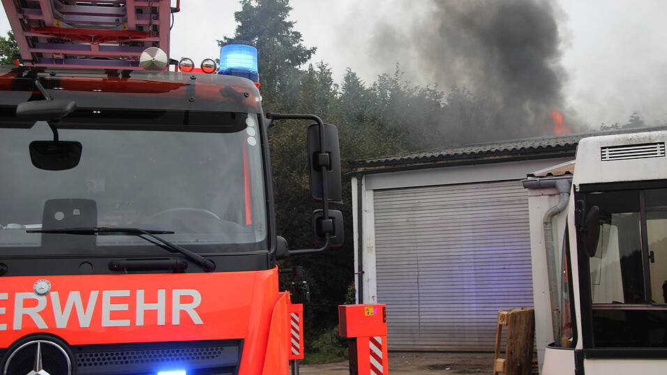 Zwischenzeitlich loderten Flammen aus dem Loch des Lagerhallendachs.