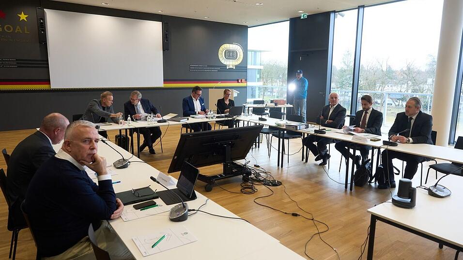 Union-Präsident Dirk Zingler (li.) und Bochums Geschäftsführer Ilja Kaenzig (ganz rechts) beim DFB-Bundesgericht in Frankfurt Union-Präsident Dirk Zingler (li.) und Bochums Geschäftsführer Ilja Kaenzig (ganz rechts) beim DFB-Bundesgericht in Frankfurt