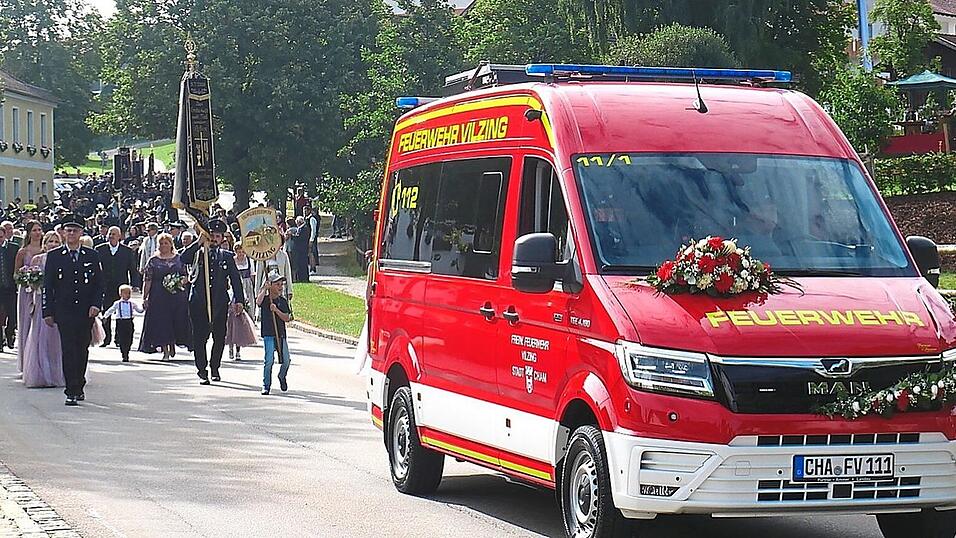 Das neue Mehrzweckfahrzeug f&uuml;hrt den Kirchenzug der Feiergemeinschaft an.