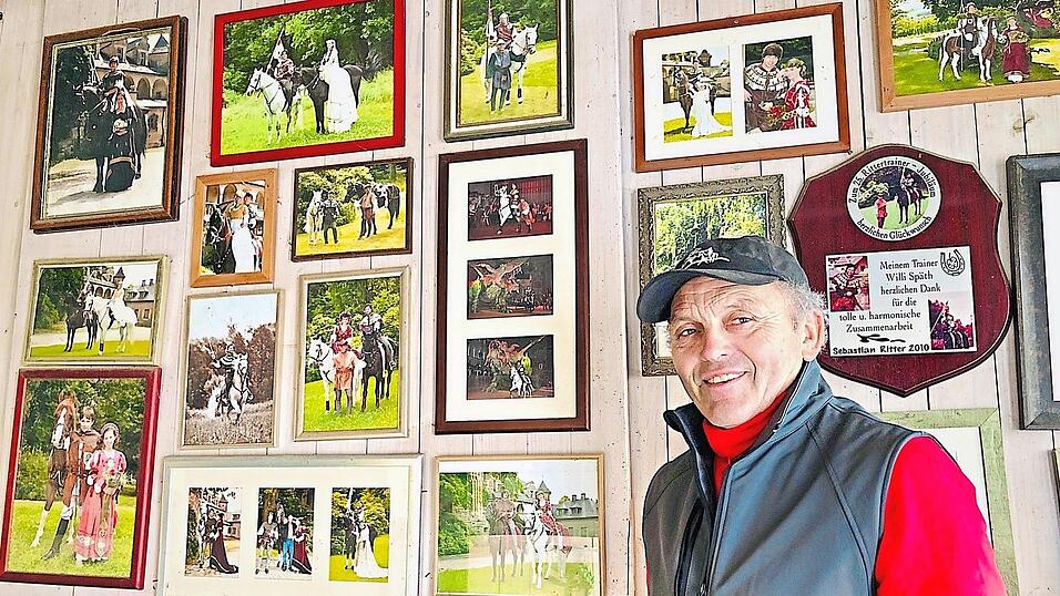 Bis sich ein neuer Ritter an dieser Wand im kleinen Stall am Eichert verewigen darf, ist es ein langer Weg. Heuer wird ihn Willi Späth zum 35. Mal auf diesem Weg begleiten. Bisher stand am Ende noch immer der Erfolg, worauf der 71-Jährige stolz sein darf.