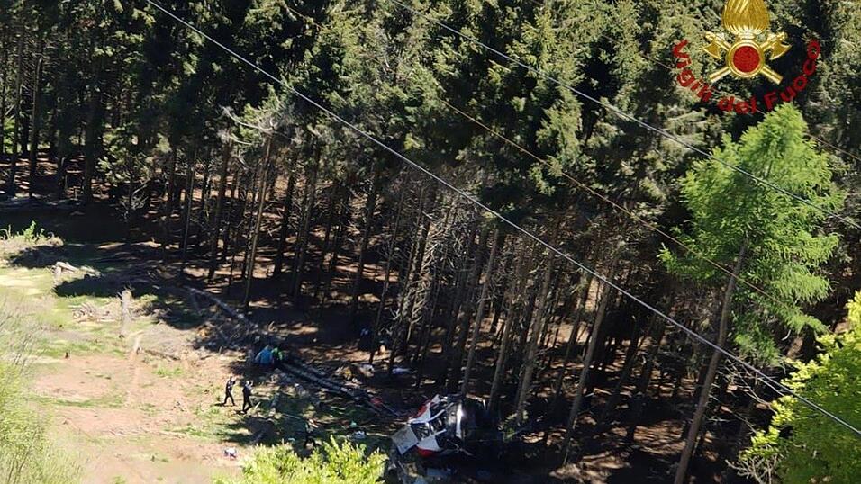 Ein Foto der italienischen Feuerwehr von der abgestürzten Gondel. Ein Foto der italienischen Feuerwehr von der abgestürzten Gondel.