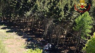 Ein Foto der italienischen Feuerwehr von der abgestürzten Gondel.