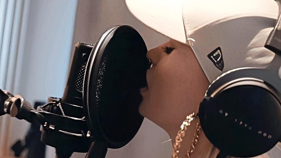 Die 33-Jährige hat sich vor zehn Jahren als Sängerin selbstständig gemacht. Die 33-Jährige hat sich vor zehn Jahren als Sängerin selbstständig gemacht.