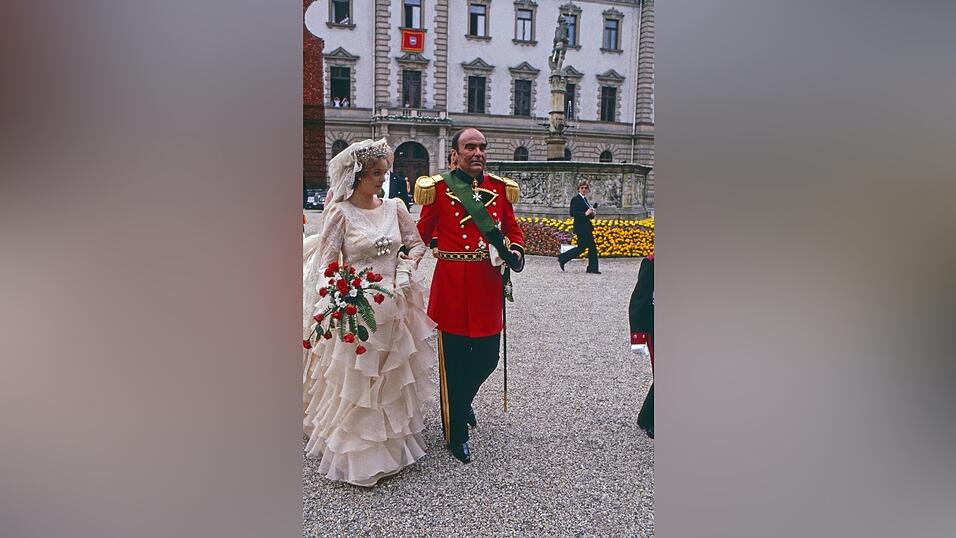 Gloria von Thurn und Taxis (damals 20) trägt das Diadem bei ihrer Hochzeit mit Johannes Fürst von Thurn und Taxis (damals 54) im Jahr 1980. 