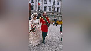 Gloria von Thurn und Taxis (damals 20) trägt das Diadem bei ihrer Hochzeit mit Johannes Fürst von Thurn und Taxis (damals 54) im Jahr 1980. 