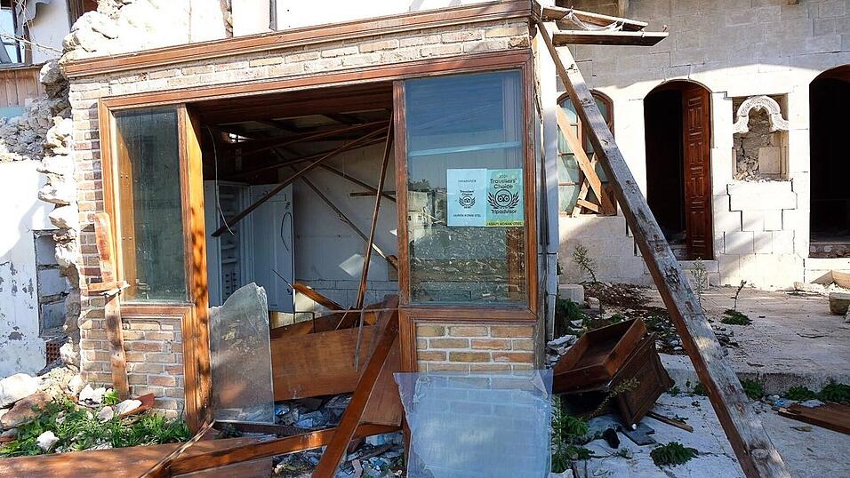 Der Eingang eines eingest&uuml;rzten Hotels - die Altstadt war bei Touristen beliebt