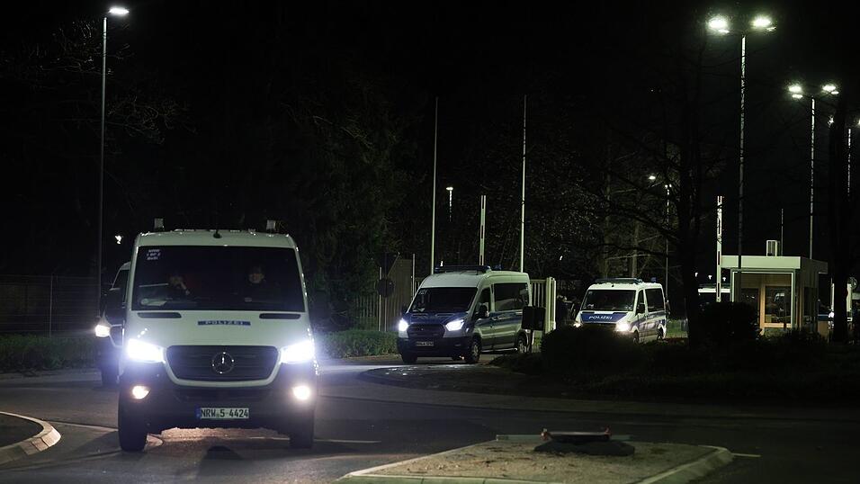 Zahlreiche Einsatzkr&auml;fte der Polizei sichern den Transport.