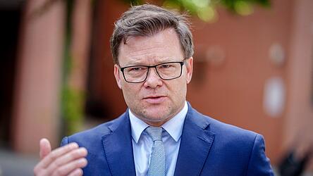 Will Länder und Kommunen beim Hitzeschutz unterstützen: Bundesumweltminister Carsten Schneider (SPD). (Archivbild) Will Länder und Kommunen beim Hitzeschutz unterstützen: Bundesumweltminister Carsten Schneider (SPD). (Archivbild)