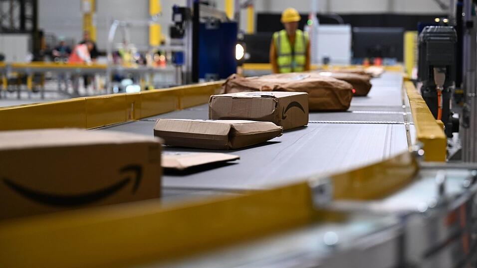 Ein Sortierband mit Paketen in einem deutschen Amazon-Standort. (Archivbild) Ein Sortierband mit Paketen in einem deutschen Amazon-Standort. (Archivbild)