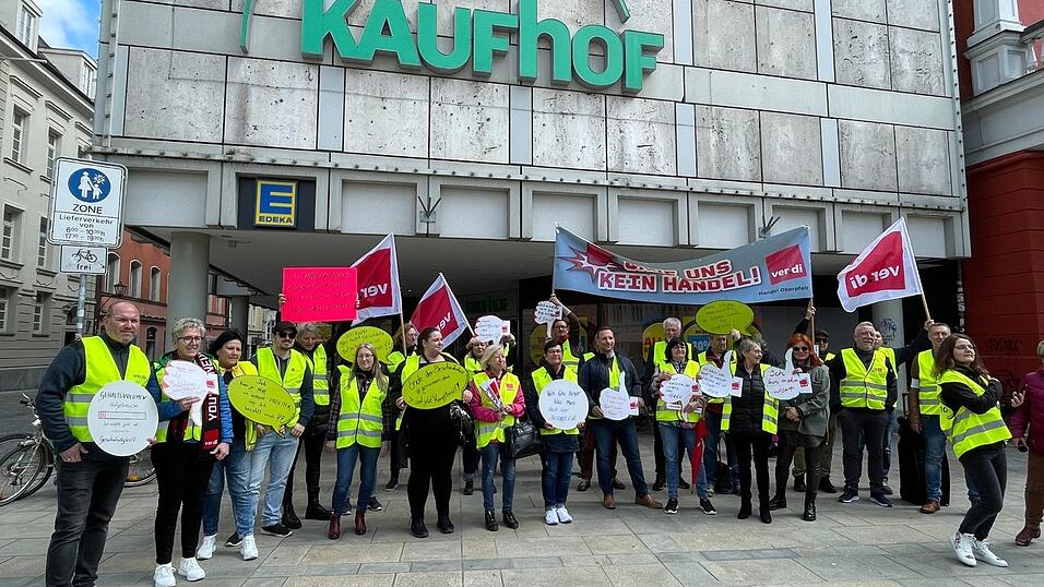Die Mitglieder der Tarifkommission und verdi haben sich in Regensburg unter anderem mit den Kaufhof-Beschäftigten solidarisiert. Die Mitglieder der Tarifkommission und verdi haben sich in Regensburg unter anderem mit den Kaufhof-Beschäftigten solidarisiert.