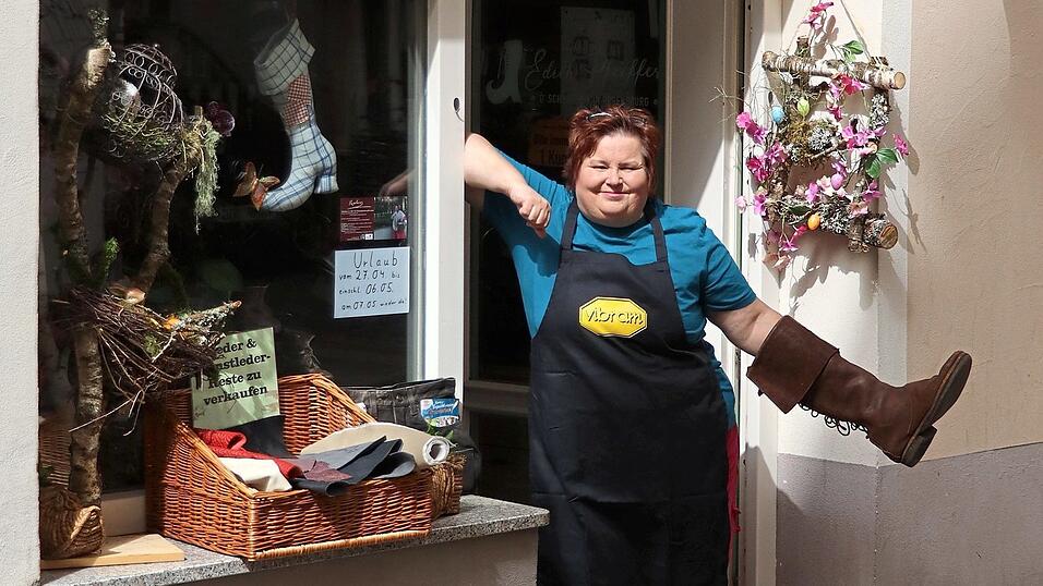 Hinter dem Schaufenster verbirgt sich die Schusterwerkstatt von Edith Pfeiffer. Durch den Lederstiefel auf ihrer Hand ist sie 2016 auf den Laden gestoßen. Hinter dem Schaufenster verbirgt sich die Schusterwerkstatt von Edith Pfeiffer. Durch den Lederstiefel auf ihrer Hand ist sie 2016 auf den Laden gestoßen.