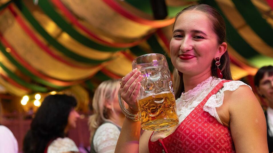 Als die Kapelle Josef Menzl am Montag, 10. August, im Festzelt Weckmann aufspielte, war die Stimmung ausgelassen. Als die Kapelle Josef Menzl am Montag, 10. August, im Festzelt Weckmann aufspielte, war die Stimmung ausgelassen.