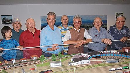 B&uuml;rgermeister Hans Schmalhofer (4. v. l.) und Landrat Bernd Sibler (3. v. r.) mit der Vorstandschaft des Historischen Eisenbahn-Vereins Plattling.