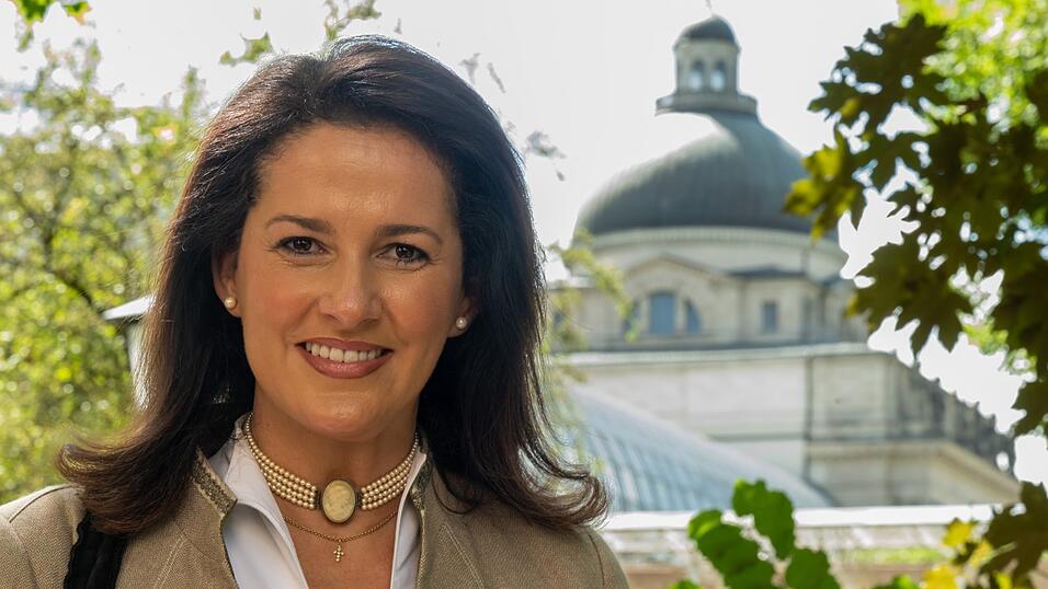 Bayerns Agrarministerin Michaela Kaniber (CSU) ist vergangenen November bei einem Unfall verletzt worden. Ihre Dienstlimousine war im Landkreis Traunstein auf einer Kreisstraße mit dem Wagen einer 58-Jährigen zusammengestoßen. Diese war zuvor einem anderen Wagen ausgewichen, der auf die Gegenfahrbahn abgekommen war. Die 58-Jährige erlag wenig später ihren Verletzungen. Bayerns Agrarministerin Michaela Kaniber (CSU) ist vergangenen November bei einem Unfall verletzt worden. Ihre Dienstlimousine war im Landkreis Traunstein auf einer Kreisstraße mit dem Wagen einer 58-Jährigen zusammengestoßen. Diese war zuvor einem anderen Wagen ausgewichen, der auf die Gegenfahrbahn abgekommen war. Die 58-Jährige erlag wenig später ihren Verletzungen.