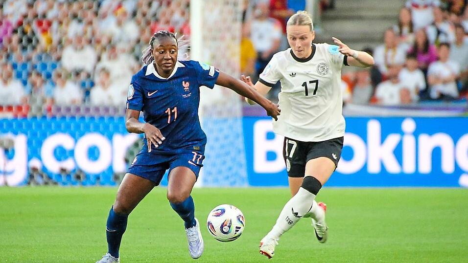 Unangenehme, temporeiche Gegenspielerin: Franzi Kett (r.; hier gegen die Franz&ouml;sin Kadidiatou Diani).