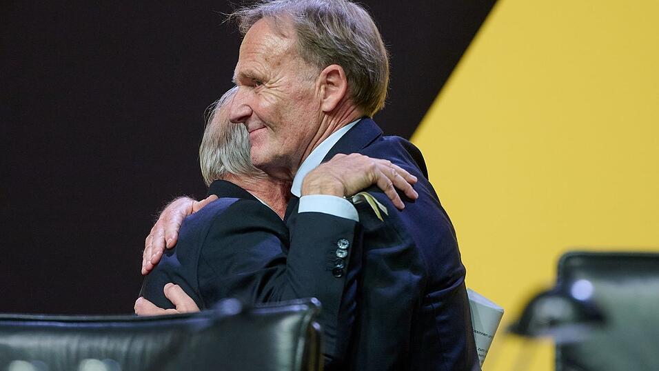 Auf der B&uuml;hne vers&ouml;hnten sich der bisherige Pr&auml;sident Reinhold Lunow und sein Nachfolger Hans-Joachim Watzke &ouml;ffentlich