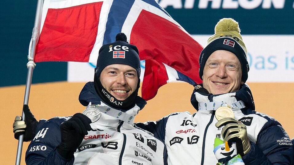 Sturla Holm Laegreid (l) und Johannes Thingnes B&ouml; standen oft gemeinsam auf dem Podest. (Archivbild)