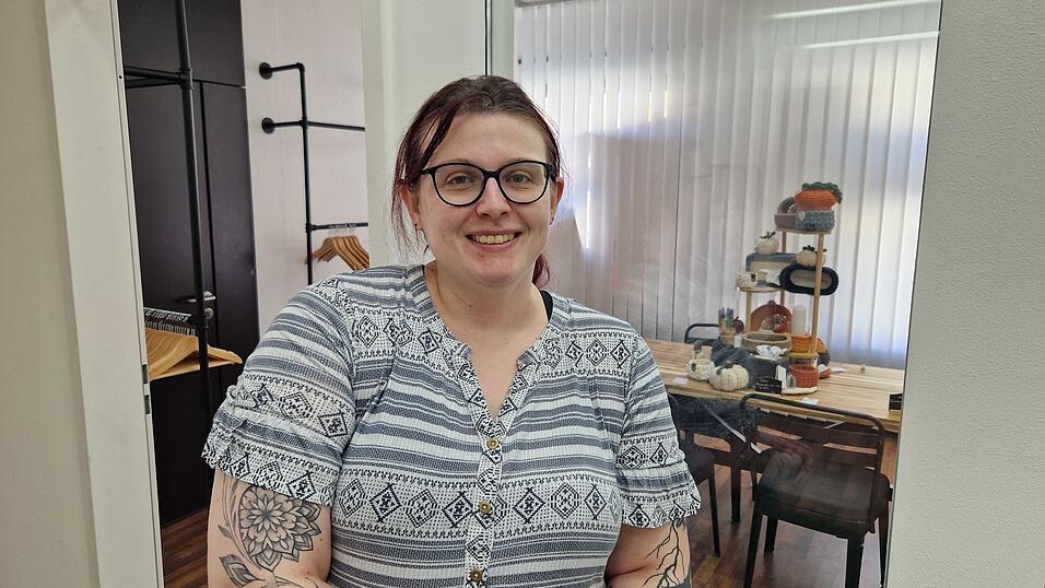 Susanne Neumayer war früher Grundschullehrerin. Heute hat sie sich ihren Traum vom eigenen Laden erfüllt, den sie am Marktplatz in Eichendorf eröffnet. Bei „Herzmasche“ gibt es ausschließlich Handgemachtes. Susanne Neumayer war früher Grundschullehrerin. Heute hat sie sich ihren Traum vom eigenen Laden erfüllt, den sie am Marktplatz in Eichendorf eröffnet. Bei „Herzmasche“ gibt es ausschließlich Handgemachtes.