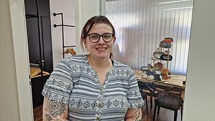 Susanne Neumayer war früher Grundschullehrerin. Heute hat sie sich ihren Traum vom eigenen Laden erfüllt, den sie am Marktplatz in Eichendorf eröffnet. Bei „Herzmasche“ gibt es ausschließlich Handgemachtes. Susanne Neumayer war früher Grundschullehrerin. Heute hat sie sich ihren Traum vom eigenen Laden erfüllt, den sie am Marktplatz in Eichendorf eröffnet. Bei „Herzmasche“ gibt es ausschließlich Handgemachtes.