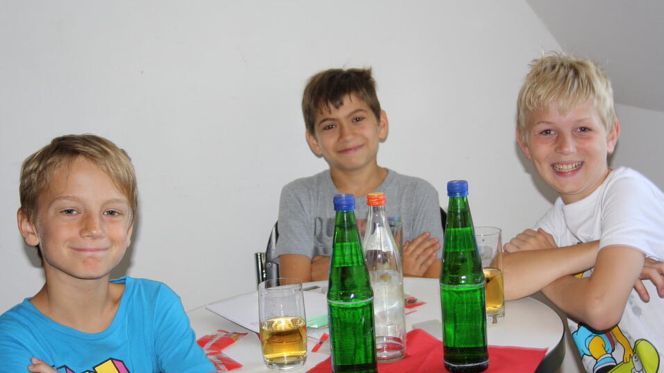 Die 4a und 4b der Grundschule Alburg besuchte am Donnerstag, 11. Juli, zusammen mit ihren Lehrerinnen Frau Scheer und Frau Schill das Verlagshaus des Straubinger Tagblatts. (Foto: Pfeffer) Die 4a und 4b der Grundschule Alburg besuchte am Donnerstag, 11. Juli, zusammen mit ihren Lehrerinnen Frau Scheer und Frau Schill das Verlagshaus des Straubinger Tagblatts. (Foto: Pfeffer)