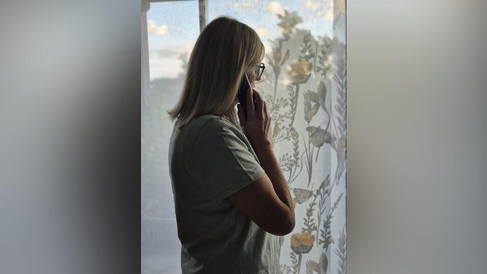 Betrug vereitelt: Als eine Bogenerin einen sogenannten Schockanruf bekommt, geht sie zum Schein auf die Forderungen ein und alarmiert parallel per Handy die Polizei. Betrug vereitelt: Als eine Bogenerin einen sogenannten Schockanruf bekommt, geht sie zum Schein auf die Forderungen ein und alarmiert parallel per Handy die Polizei.