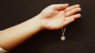 Für unsere Autorin ist der Davidstern ein Symbol für ihre Herkunft. Doch seit zwei Jahren veranlasst er andere Menschen, von ihr Stellungnahmen zu Israel einzufordern.
