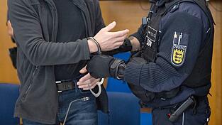 Der Mann soll innerhalb von nur 75 Sekunden 23 Schüsse abgegeben haben. (Archivbild) Der Mann soll innerhalb von nur 75 Sekunden 23 Schüsse abgegeben haben. (Archivbild)