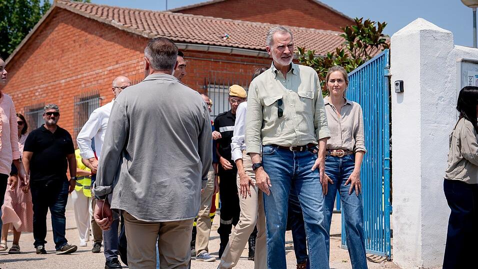 Spaniens König Felipe VI. besuchte eine Notunterkunft. Spaniens König Felipe VI. besuchte eine Notunterkunft.