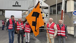 Viele Menschen gingen im Oktober bei der&nbsp;Rodenstock-Demo in Regen auf die Stra&szlig;e.