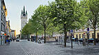 Die bestehenden kümmerlichen Bäumchen auf dem Stadtplatz sollen durch große Bäume ersetzt und um jeweils zwei weitere ergänzt werden, um mehr Schatten und Abkühlung in die Innenstadt zu bringen.