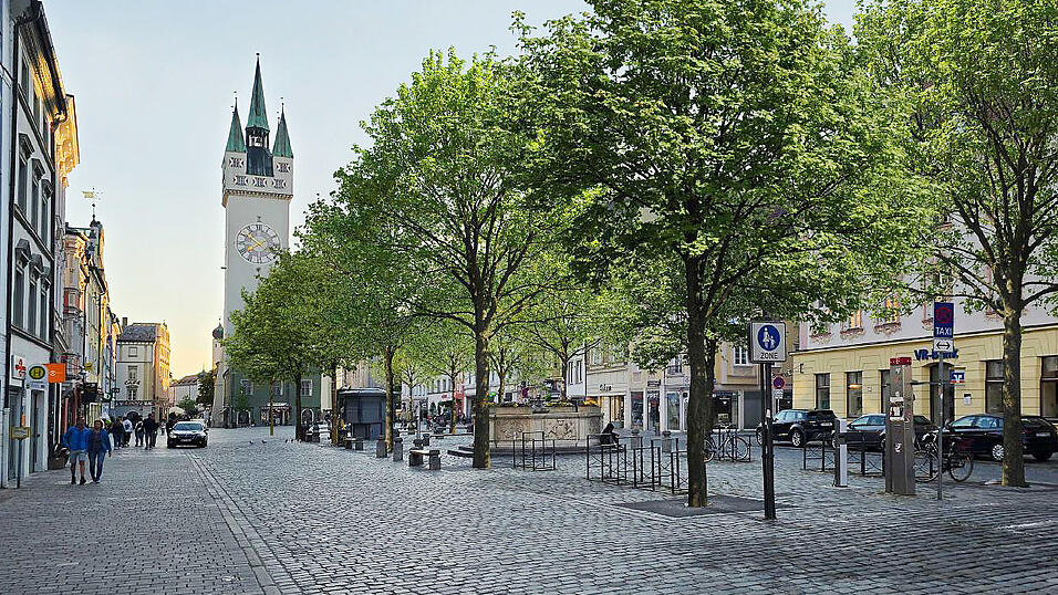 Die bestehenden kümmerlichen Bäumchen auf dem Stadtplatz sollen durch große Bäume ersetzt und um jeweils zwei weitere ergänzt werden, um mehr Schatten und Abkühlung in die Innenstadt zu bringen. Die bestehenden kümmerlichen Bäumchen auf dem Stadtplatz sollen durch große Bäume ersetzt und um jeweils zwei weitere ergänzt werden, um mehr Schatten und Abkühlung in die Innenstadt zu bringen.