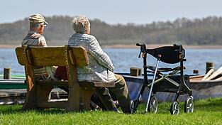 Lehrerinnen oder Polizisten verdienen eine gute Versorgung. Aber 1,4 Millionen Pensionäre kosten so viel wie 20 Millionen Rentner. (Archiv)