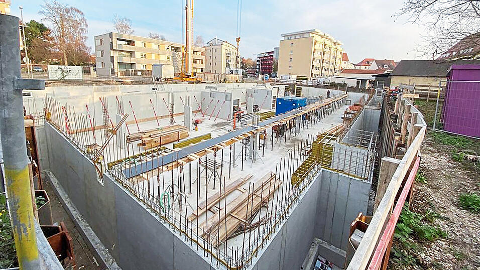 Tiefgarage und Keller wird man bald nicht mehr sehen - in den kommenden Tagen kommt die Kellerdecke. Dar&uuml;ber wird im n&auml;chsten Jahr die f&uuml;nfst&ouml;ckige Wohnanlage gebaut.