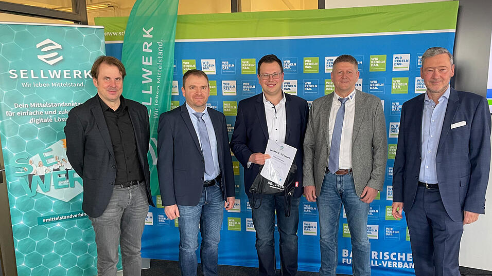 'Danke Schiri'-Sieger Markus Eglseder (Mitte) mit: (v.l.) Michael Oschmann (CEO Sellwerk/Das Örtliche), Michael Völk (Mitglied im Verbands-Schiedsrichter-Ausschuss), Robert Fischer (Bezirks-Schiedsrichter-Obmann Niederbayern) und BFV-Vizepräsident Robert Schraudner. 'Danke Schiri'-Sieger Markus Eglseder (Mitte) mit: (v.l.) Michael Oschmann (CEO Sellwerk/Das Örtliche), Michael Völk (Mitglied im Verbands-Schiedsrichter-Ausschuss), Robert Fischer (Bezirks-Schiedsrichter-Obmann Niederbayern) und BFV-Vizepräsident Robert Schraudner.