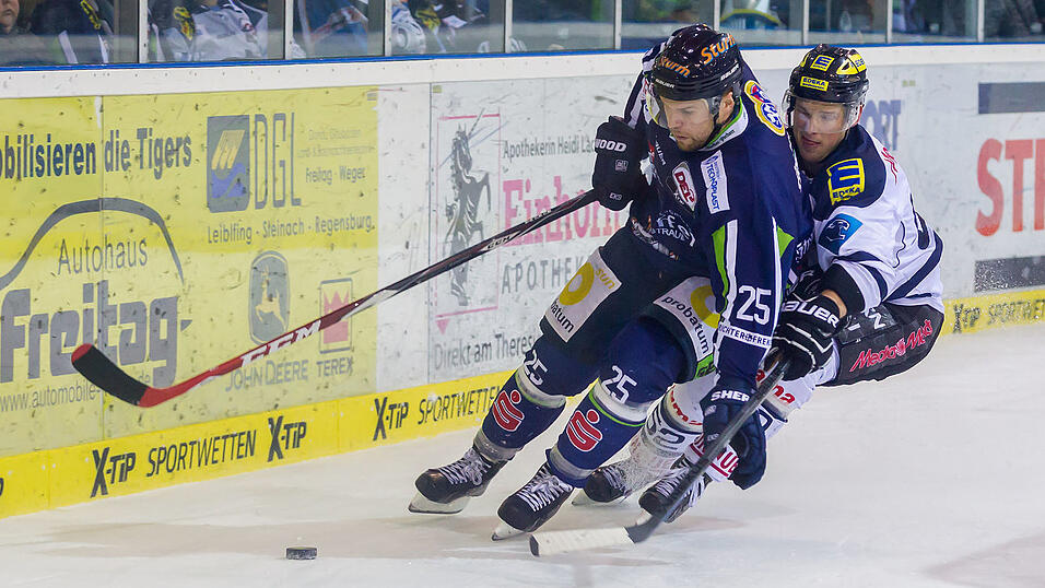 Der ERC Ingolstadt (weißes Trikot) setzte sich gegen die Straubing Tigers klar durch. (Foto: Harry Schindler) Der ERC Ingolstadt (weißes Trikot) setzte sich gegen die Straubing Tigers klar durch. (Foto: Harry Schindler)
