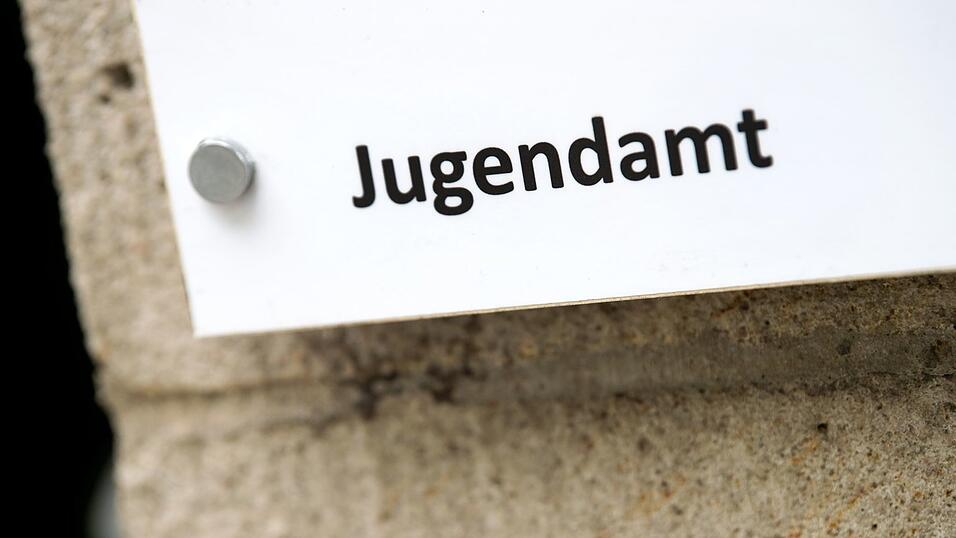 In einer akuten Krisensituation kann das Jugendamt Minderjährige vorübergehend aus der bisherigen Umgebung herausnehmen und an einem sicheren Ort unterbringen. (Archivbild) In einer akuten Krisensituation kann das Jugendamt Minderjährige vorübergehend aus der bisherigen Umgebung herausnehmen und an einem sicheren Ort unterbringen. (Archivbild)