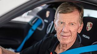 Langj&auml;hrige Freunde: Der &bdquo;Singende Wirt&ldquo; Stefan Dietl (v.l.), Walter R&ouml;hrl und Juniorchef Julian Dietl.