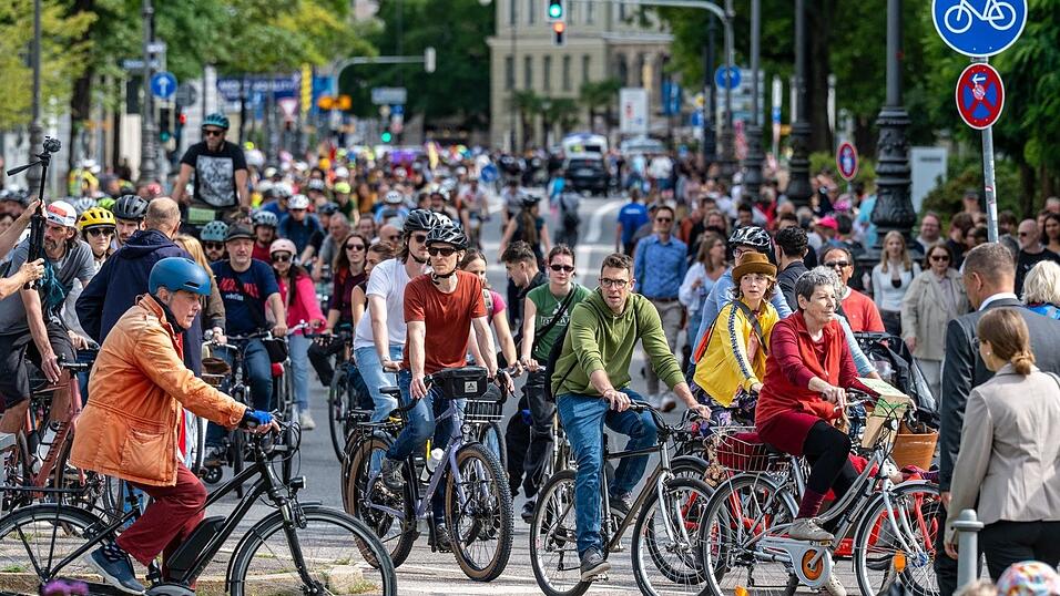 Auf dem Rad ziehen Hunderte Menschen durch München.