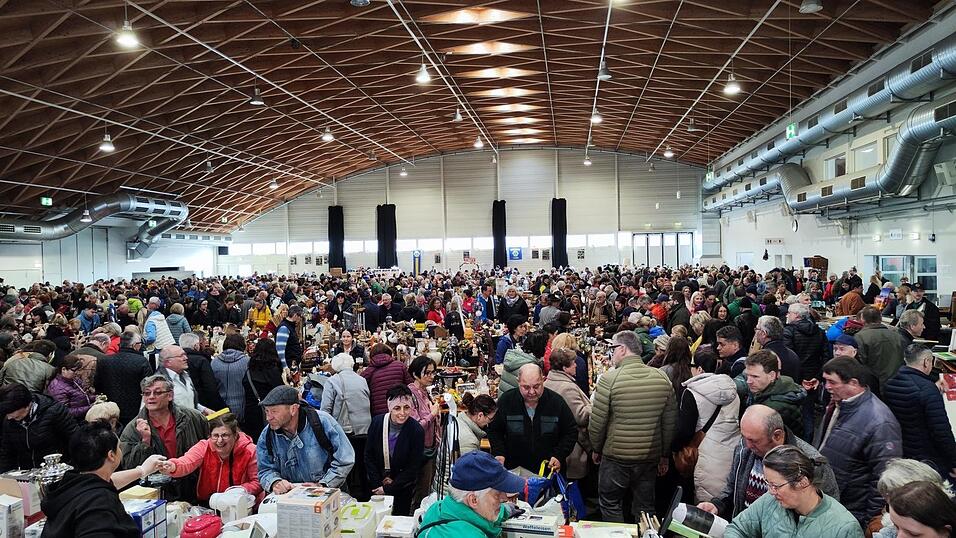 Bis zu 20.000 Besucher, verteilt auf zwei Tage, str&ouml;mten in die Messehalle zum Lions-Tr&ouml;delmarkt.