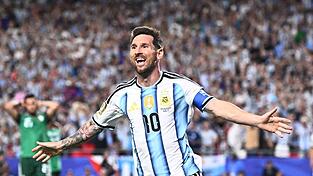 Lionel Messi jubelt über einen Dreierpack. Lionel Messi jubelt über einen Dreierpack.
